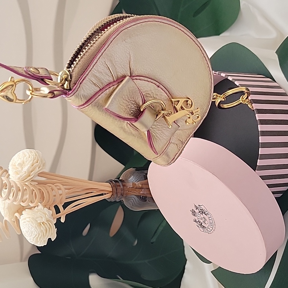 ✨️JUICY COUTURE✨️ gold and Pink Wristlet, W/box. - Picture 3 of 6